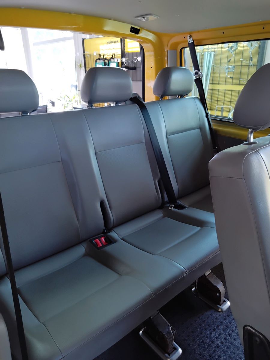 Fahrzeugabbildung Volkswagen T5 9-Sitzer